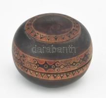 Régi fa ékszertartó doboz, benne bizsukkal, közte korall karkötő