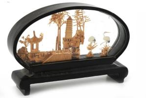 Kínai, parafából faragott kép kis üvegezett tárlóban 14 cm. Egy darab letört a faragásból