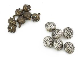 2 szett régi pitykegomb, bronz és fém, szép állapotban