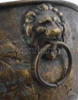 Antik bronz kaspó, oroszlánfejes díszítéssel, három lábon áll, jelzés nélkül, kopással, d: 17 cm, m:...