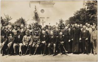 1924 Győrszentiván Istók János temetése csoportkép helyi előkelőségekkel. Kitüntetett katonákkal: Vaskereszt, vitézségi jelvény, stb
