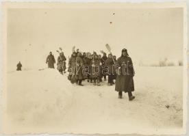 cca 1942 Német katonák orosz nőket kísérnek dolgozni. Fotó. 6x9 cm / German sodiers escorting Russian women to work. photo