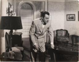 cca 1935-1940 Jávor Pál egy filmjelenetben, nagyméretű fotó, a hátoldalon pecséttel jelzett (Farkas József Mano reklámanyag kölcsönző, VIII., József-körút 19.), szélén törésnyomokkal, 27x21,5 cm