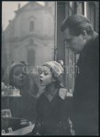 cca 1960 Puskás Ferenc kislányával egy kirakat előtt, nagyméretű fotó, jelzés nélkül, 24,5x18 cm