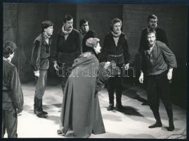 cca 1970-1980 Színházi előadás, a szereplők között Máthé Erzsi, Cserhalmi György és mások, fotó, a hátoldalon feliratozva, 17,5x13 cm