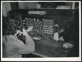 cca 1960 Telefonközpont. Művészfotó, jelzés nélkül 24x18 cm