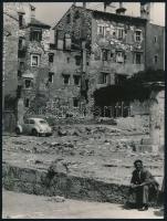 cca 1960 Romok között. Művészfotó, jelzés nélkül 24x18 cm