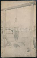 1915 Akasztott ember Kovelben (Ukrajna), a vasútállomással szemben, fotó, hátoldalon feliratozva, 13,5×8,5 cm