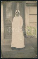 cca 1916 Ápolónő fotólap, érdekes tartalmú írással (orkán egy hajó gyomrában)