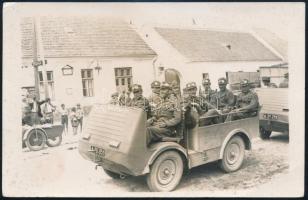 cca 1940 Katonák ADTK Austro-Daimler Trosskaren járművel a fronton. Tábori konyha és hasonló dolgok vontatására. Összesen 159 db készült belőle. Fotólap / Rare military vehicle on the battlefield