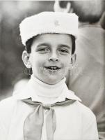 Engi László: Fiú portré. Nagy méretű jelzett művészfotó kartonon 27x40 cm