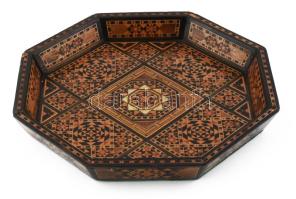 Nyolcszögletű intarziás kínálótál, gyöngyház berakással, sérülésekkel, d: 32,5 cm