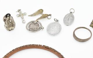 Vegyes bizsu tétel: gyöngycsatok, kegyérmek, kaerreifek