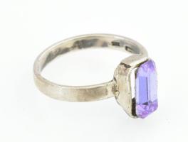 Ezüst (Ag) gyűrű, kő berakással, jelzéssel, méret: 54, bruttó: 2,6 g