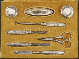 Ezüst (Ag) nyelű és borítású manikűr készlet ezüst (Ag) tégelyekkel, kissé sérült díszdobozban, Au L...