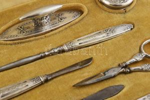 Ezüst (Ag) nyelű és borítású manikűr készlet ezüst (Ag) tégelyekkel, kissé sérült díszdobozban, Au L...