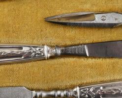 Ezüst (Ag) nyelű és borítású manikűr készlet ezüst (Ag) tégelyekkel, kissé sérült díszdobozban, Au L...