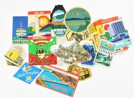 cca 1960-1970 Bőrönd címkék és matricák, közte 'Ságvári Endre turistaházas' (Lajos-forrás) is, 40 db
