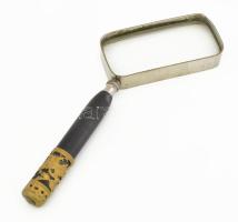 Téglalap alakú antik nagyító, díszes réz verettel, sérüléssel, h: 21 cm