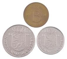 Hollandia 1980. 1G Ni Beatrix beiktatása + 2 1/2G Ni Beatrix beiktatása + pénzverdei koronázási emlékzseton (23mm) együtt, sérült dísztokban T:AU Netherlands 1980. 1 Gulden Ni Coronation of Queen Beatrix + 2 1/2 Gulden Ni Coronation of Queen Beatrix + mint token for the coronation (23mm) together in damaged case C:AU