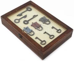 Kulcstartó szekrényke vintage designnal 21x30 cm