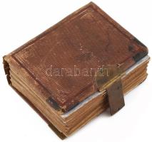 Régi egészbőr fotóalbum réz veretekkel vizitkártyáknak, sérült. Későbbi Budapest fotókkal