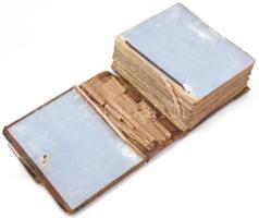 Régi egészbőr fotóalbum réz veretekkel vizitkártyáknak, sérült. Későbbi Budapest fotókkal