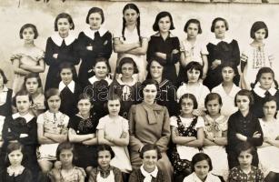 cca 1900 14 db nagyméretű csoportkép, tabló, benne érdekes,megfejtésra váró darabok 35x40 cm-ig