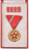 1954. "Szocialista Munkáért Érdemérem" zománcozott, aranyozott bronz kitüntetés mellszalagon, dombornyomott Rákosi-címeres dísztokban T:AU  NMK 603.