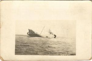 Osztrák-magyar haditengerészet megsemmisít egy olasz szállítóhajót / K.u.K. Kriegsmarine / WWI Italian troop transport ship sunken by Austro-Hungarian Navy. photo (kopott sarkak / worn corners)