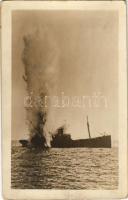 Osztrák-magyar haditengerészet torpedózás közben / K.u.K. Kriegsmarine / WWI Austro-Hungarian Navy torpedoing an enemy ship. photo (Rb)