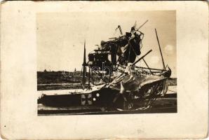 Sérült osztrák-magyar haditengerészeti hidroplán roncsa / K.u.K. Kriegsmarine Seeflugzeug / wreck of an Austro-Hungarian Navy seaplane (hydroplane). photo (fa)