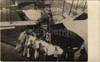 Kotor, Cattaro; L-61 osztrák-magyar haditengerészeti hidroplánt segítenek a kikötőbe matrózok / K.u.K. Kriegsmarine Seeflugzeug / Austro-Hungarian Navy seaplane (hydroplane) maneuvering by mariners. photo (fl)