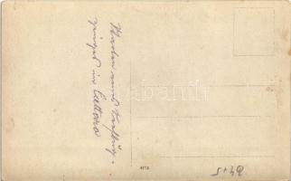 Kotor, Cattaro; L-61 osztrák-magyar haditengerészeti hidroplánt segítenek a kikötőbe matrózok / K.u....