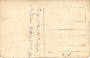 Durres, Durazzo; Osztrák-magyar haditengerészet matróza egy elsüllyesztett hajóba les be a város elf...