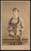 cca 1880-1890 Elegáns fiatal hölgy portréja, keményhátú fotó Auerbach Miksa aradi műterméből, vizitkártya, 10,5x6,5 cm