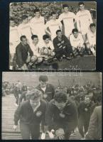 2 db magyar sportolókat ábrázoló fotó: 1959 A magyar labdarúgó-válogatott tagjai, középen Grosics Gyula kapus, törésnyommal, 8,5x6,5 cm + Sportolók Kádár-címeres melegítőben, 9,5x6,5 cm
