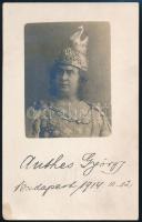 1914 Georg Anthes (Anthes György) (1863-1922) német operaénekes, a budapesti Zeneakadémia tanár és az Operaház főrendezője, fotólap, feliratozva, datálva, egyik sarka kissé sérült, 13,5x8,5 cm