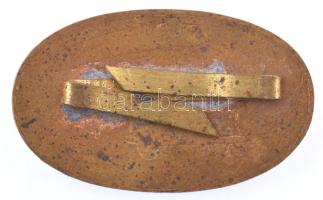 ~1946-1968. "FAÜ (Fővárosi Autóbusz Üzem)" részben festett illetve zománcozott sapkajelvén...