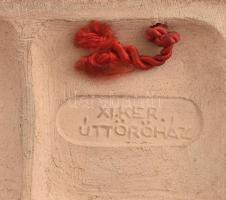 Úttörők. Terrakotta fali dísz. Első díj. XI. ker úttörőház felirattal. Jelzés nélkül 21x14 cm