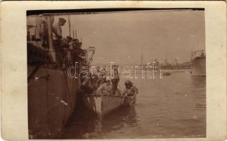 SMS Lika osztrák-magyar Tátra-osztályú romboló búvára merülés előtt / K.u.K. Kriegsmarine Taucher / Diver of SMS Lika Austro-Hungarian Navy Tatra-class destroyer. photo (Rb)