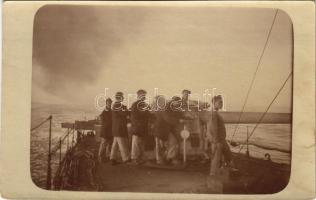 SMS Lika osztrák-magyar Tátra-osztályú romboló matrózai fedélzeti ágyú mellett kiképzéskor / K.u.K. Kriegsmarine Matrosen / SMS Lika Austro-Hungarian Navy Tatra-class destroyer, mariners with 10-cm, cal 50, stern chaser. photo