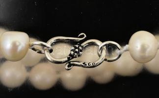 Tenyésztett gyöngy nyaklánc, ezüst (Ag) kapoccsal, jelzéssel, h: 58 cm