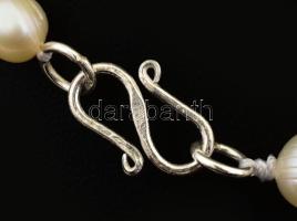 Tenyésztett gyöngy nyaklánc, ezüst (Ag) kapoccsal, jelzéssel, h: 54 cm