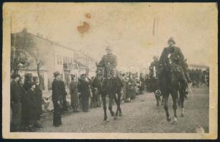 1938 Ungvár, magyar lovas katonák bevonulása, hátoldalán korabeli ajándékozási sorokkal és datálással ellátott fotólap, foltos, 9x14 cm