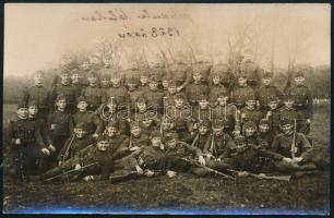 1928 magyar újonc katonák kiképzése, csoportkép, hátoldalán feliratozott fotólap, f9x14 cm