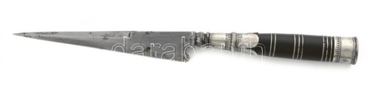 Kétélű (női?) tőr. Ébenfa nyél, díszített fém rátétekkel Masszív acél penge 17 cm Hüvellyel. Hozzá b...