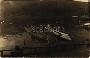 Denovici, Genovic; Két német tengeralattjáró az osztrák-magyar haditengerészet kikötőjében / K.u.k. Kriegsmarine, Kaiserliche Marine Unterseeboote / WWI German submarines at the Austro-Hungarian Navy port. photo (EB)