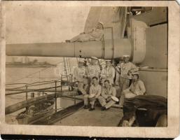 SMS Sankt Georg az Osztrák-Magyar Haditengerészet páncélos cirkálója, matrózok a fedélzeten Skoda fegyverek előtt / K.u.K. Kriegsmarine / Austro-Hungarian Navy SMS Sankt Georg armored cruiser, mariners on board with Skoda guns. photo (non PC) (EM) (11,3 x 8,9 cm)