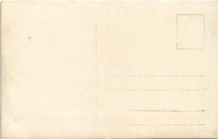 Osztrák-magyar haditengerészeti Zenta-osztályú védett cirkáló matrózai tüzelés előtt védőruhában / K...